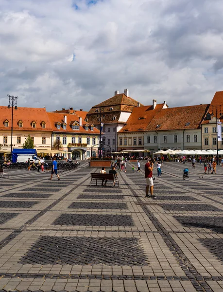 Sibiu, Romanya - 2019. S Büyük Meydanı'nda dolaşan turistler