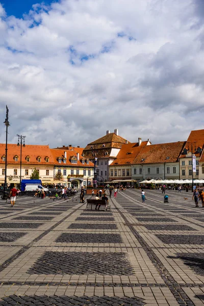 Sibiu, Romanya - 2019. S Büyük Meydanı'nda dolaşan turistler