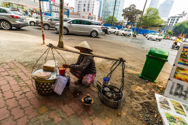 Ho Chi Minh City, Wietnam – 2019. Kobieta sprzedaje jedzenie na St — Zdjęcie stockowe