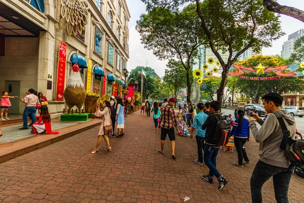Cidade de Ho Chi Minh, Vietnã 2019. Locais se reunindo no stre — Fotografia de Stock