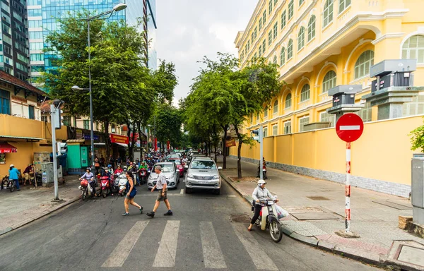 Ho Chi Minh City, Wietnam – 2019. Ludzie przekraczające ulicę — Zdjęcie stockowe