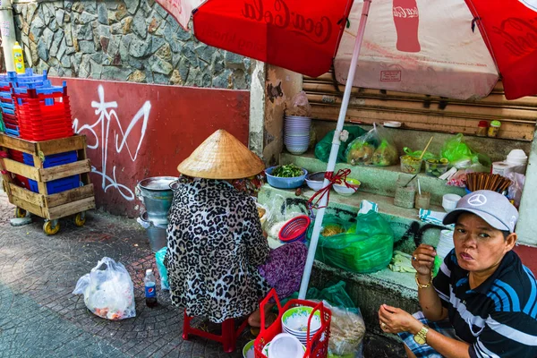 . Frau verkauft Lebensmittel auf dem Markt — Stockfoto