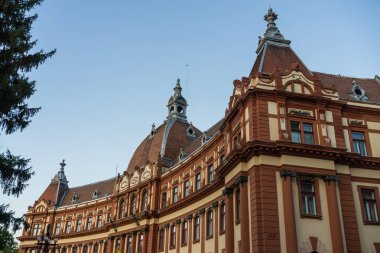 Şu anda evler Adalet Sarayı cephe binası görünümü th