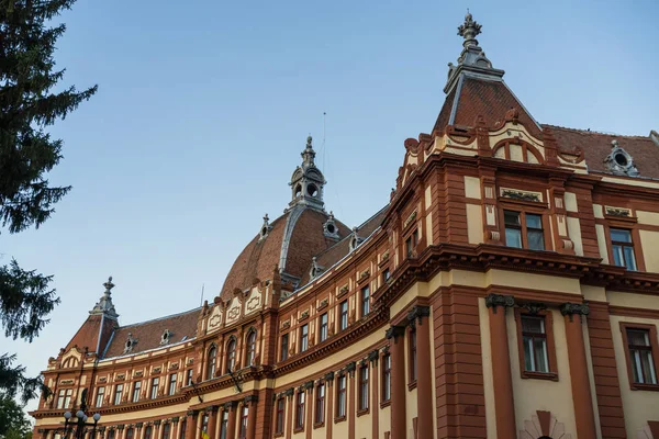 Şu anda evler Adalet Sarayı cephe binası görünümü th