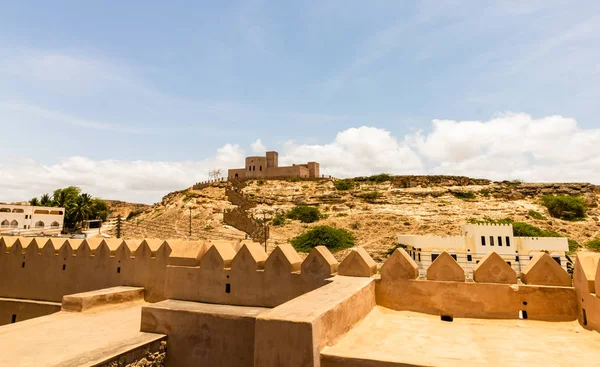 Castelo velho na colina em Salalah, Sultanato de Omã . — Fotografia de Stock