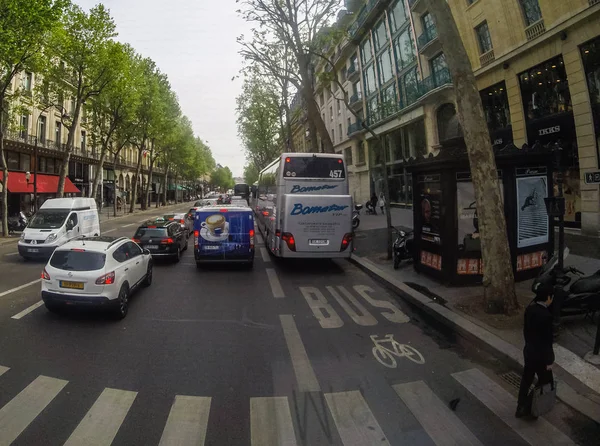 Tráfico en las calles de París . — Foto de Stock