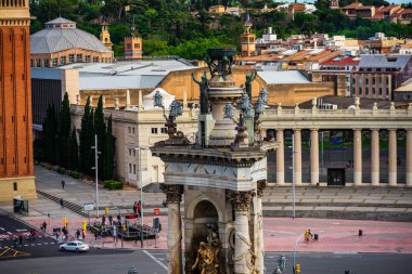 Barselona, İspanya – 2019. İnsanlar yoğun bir caddenin karşıdan karşıya 