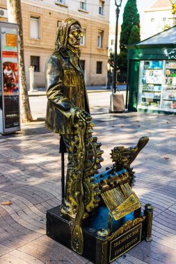 Barselona, İspanya – 2019. Bacelona Rambla üzerinde yaşayan heykeli. 