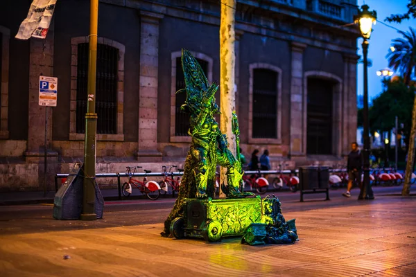 Barcelona, Spanyolország – 2019. Élő szobor a Rambla a bacelona. — Stock Fotó