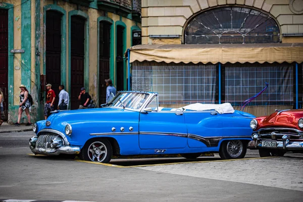 Havanna, Kuba 2019. Vintage klassiska gamla amerikanska bil i havan — Stockfoto