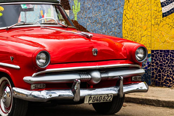 Havana, Cuba ��� 2019. Vintage classic old American car in Havan — Stock Photo, Image