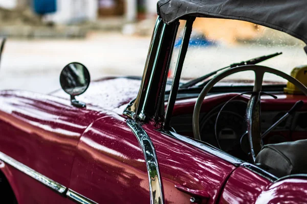 Havana, Cuba, Israel 2019. Gotas de chuva em um clássico velho carro americano i — Fotografia de Stock