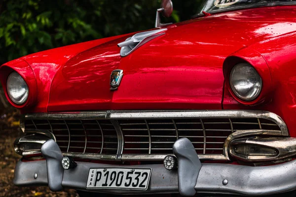 Havanna, Kuba 2019. Esőcseppek a klasszikus régi amerikai autó i — Stock Fotó
