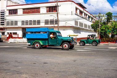 Santiago de Cuba, Küba – 2019. Santiago de Cuba'da araba trafiği