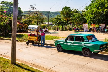 Santiago de Cuba, Küba – 2019. Küba ev yapımı meyve suyu satan