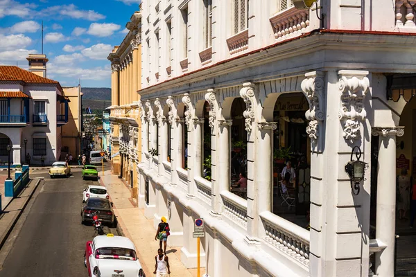 Santiago de Cuba, Cuba – 2019. Traffico auto di fronte al gatto — Foto Stock