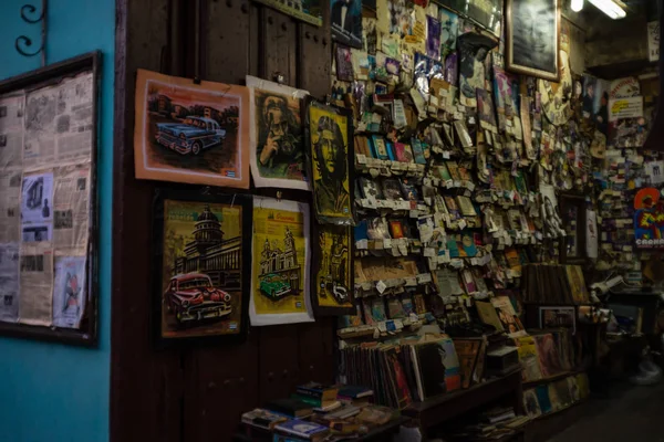 Santiago de cuba, kuba � � � 2019. souvenirshop in der innenstadt — Stockfoto