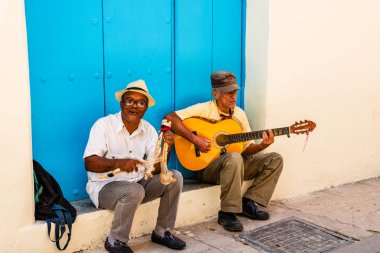 Havana, Küba – 2019. Geleneksel çalan iki sokak müzisyeni 