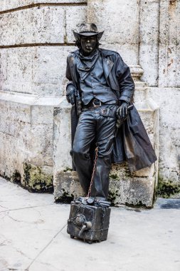Havana, Küba – 2019. Kovboy gibi giyinmiş adam canlı heykel p verir