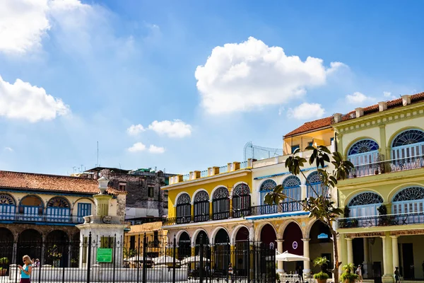 Havana, Cuba – 2019. Cena de rua com edifícios coloridos em o — Fotografia de Stock