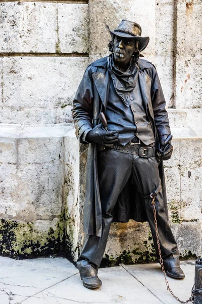 Havana, Küba – 2019. Kovboy gibi giyinmiş adam canlı heykel p verir