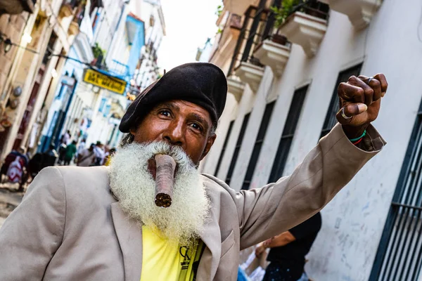 哈瓦那，古巴 ~ 2019 年。满头白发胡须的男人抽着cuban c — 图库照片