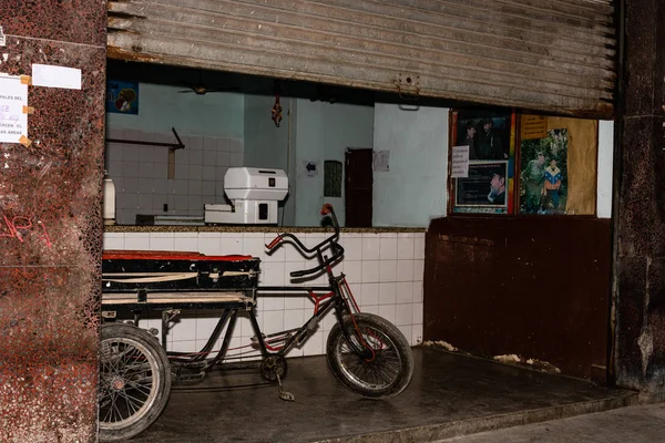 L'Avana, Cuba - 2019. Chiuso negozio alimentare locale, cibo comunista s — Foto Stock