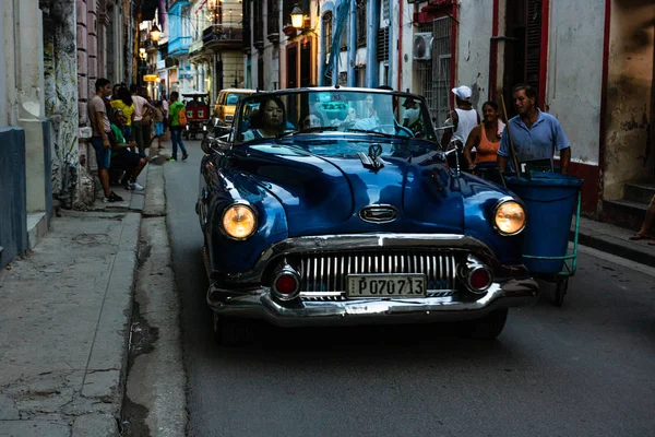 哈瓦那，古巴 ~ 2019 年。在哈瓦的复古经典老美国车 — 图库照片