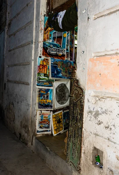 Havana, Kuba – 2019. Místní suvenýry vystavené na ulicích — Stock fotografie