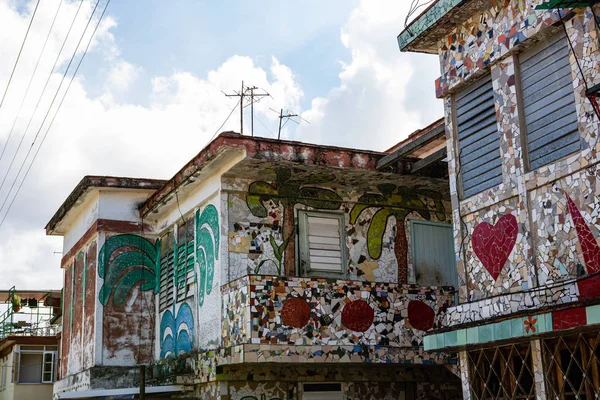 L'Avana, Cuba - 2019. Facciate della casa di piastrelle a L'Avana — Foto Stock