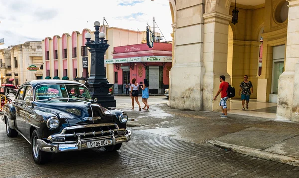 Havanna, Kuba-2019. Régi amerikai klasszikus autó parkolt elöl — Stock Fotó