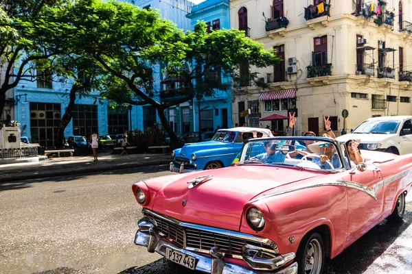 Havana, Küba – 2019. Vintage Amerikan araba üzerinde taksi olarak kullanılan 