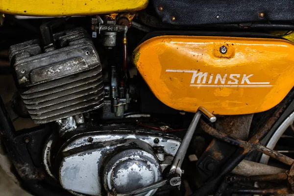 Havana, Cuba – 2019. Close up photo of yellow retro motorcycle — Stock Photo, Image