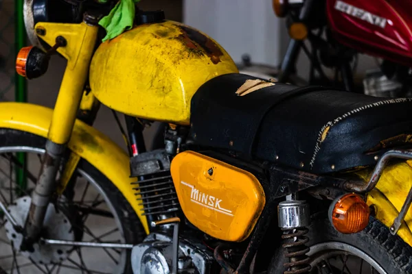La Habana, Cuba - 2019. Foto de cerca de la motocicleta retro amarillo —  Fotos de Stock