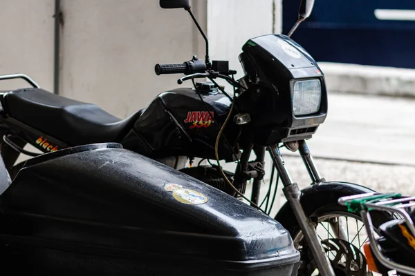 La Habana, Cuba - 2019. Foto de cerca de la motocicleta retro en Hav —  Fotos de Stock