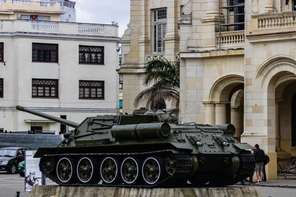 Havana, Küba – 2019. Fidel Castro'nun Sau-100 tankı. Şimdi bir monu