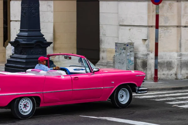 Havana, Küba – 2019. Havana Vintage klasik Amerikan otomobili