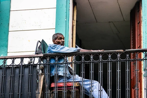 Havana, Cuba – 2019. Oude Cubaanse ontspannen op zijn balkon — Stockfoto