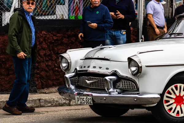 Havana, kuba - 2019. alte jungs bewundern vintage american classisi — Stockfoto