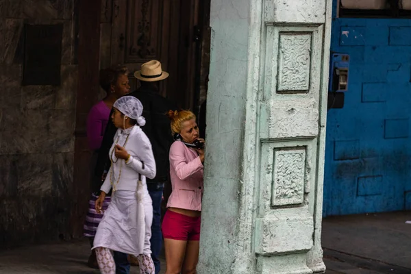 Havanna, Kuba-2019. Helybeliek használ nyilvános telefon szolgáltatás-ban régi — Stock Fotó