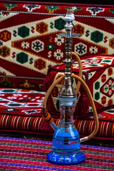 Trendiga vattenpipa, röka turkiska shisha. Turkiska narghile — Stockfoto