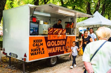 Esnafta waffle kamyonunda waffle yapan adam 