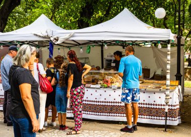 İnsanlar ev yapımı çikolata almak için bir sırada bekliyor 