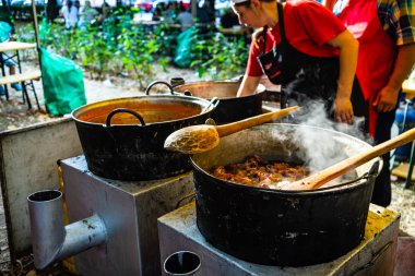 Kazanda lezzetli et. Bir gıda geleneksel gıda hazırlanması
