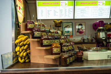 Bükreş, Romanya'da bir gıda festivalinde krep reçeli kavanozları  