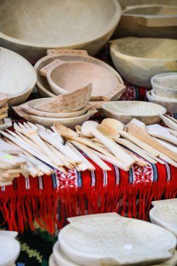 El yapımı ahşap pişirme araçları bir gıda festivalinde satışta 