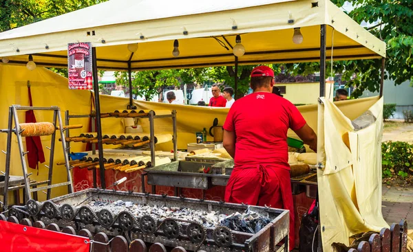 Voorbereiding van de beroemde, traditionele en heerlijke Hongaarse — Stockfoto