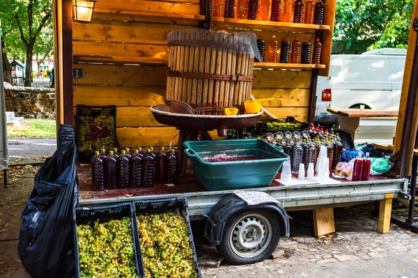 Frisch gepresste Trauben auf einem Food Festival in Bukarest, Rumänien — Stockfoto