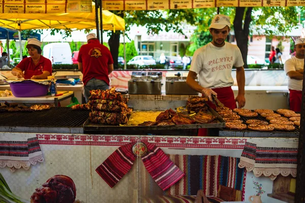 Chef bereidt vlees op de grill, varkensvlees steaks, kipfilet — Stockfoto