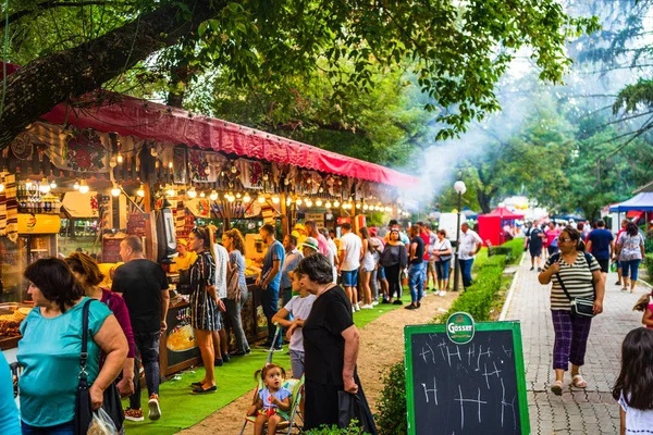 İnsanlar ızgarada et almak için sırada bekliyor, domuz biftekleri., 